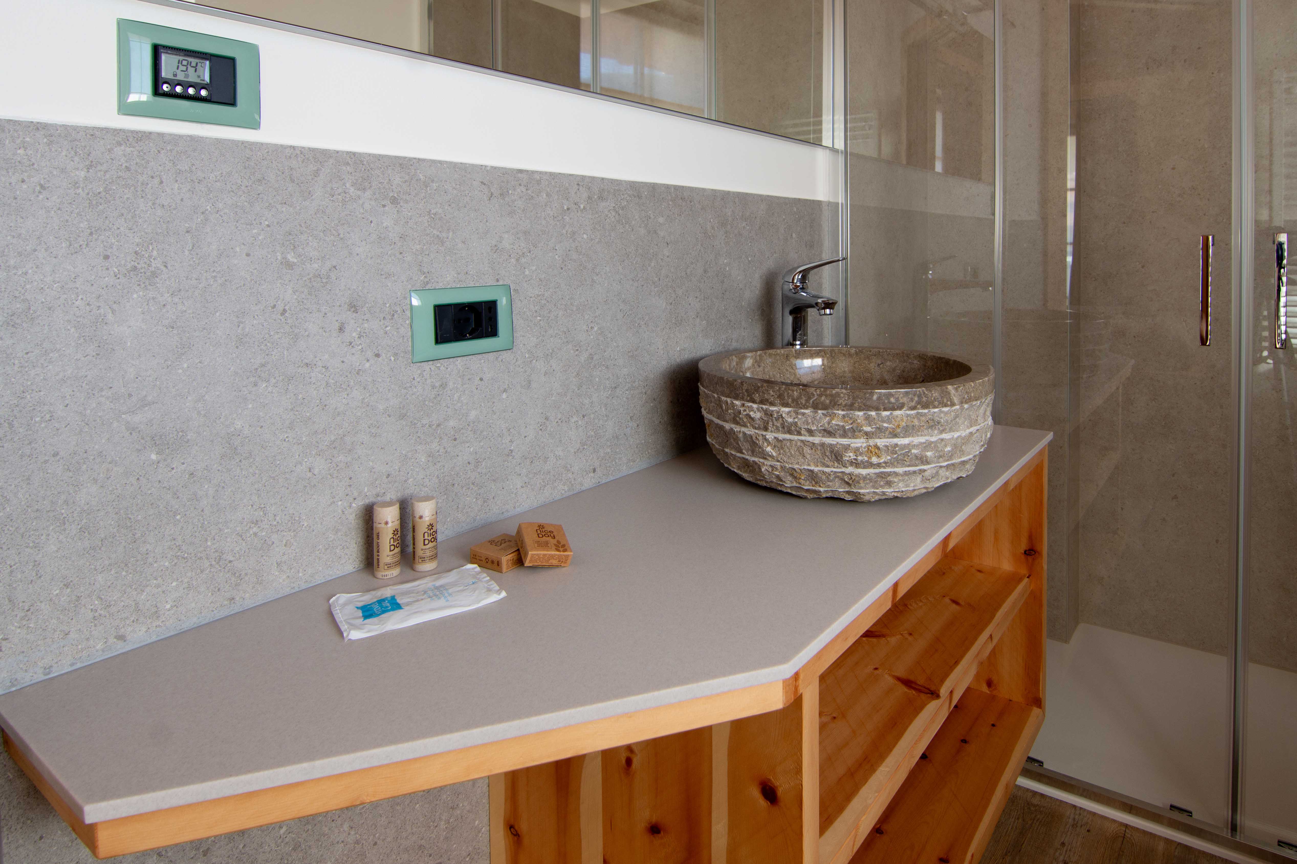 Camera Luc. Lussoso bagno con spazioso box doccia.